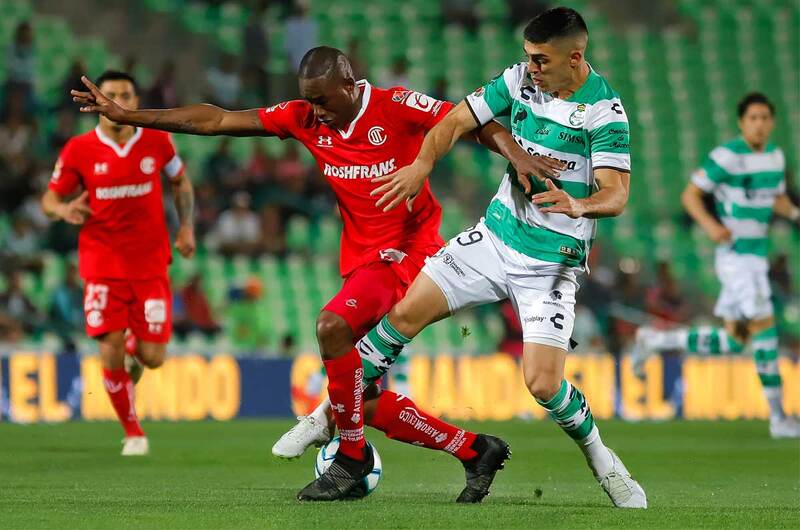Cầu thủ Toluca thi đấu trên sân cỏ