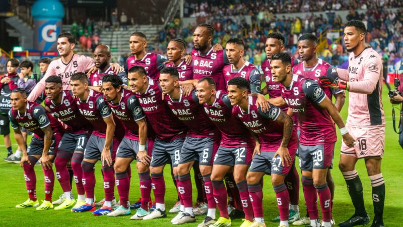 Đội hình chính thức của Saprissa trong trang phục thi đấu màu tím