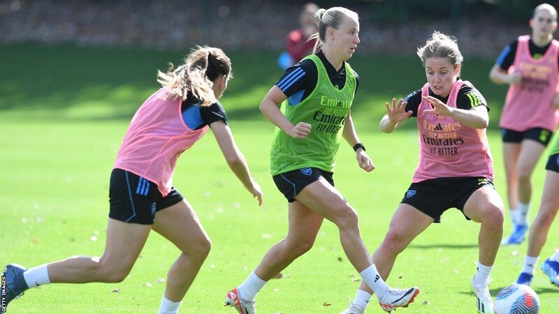 Trụ cột trong buổi tập luyện cùng Arsenal Women